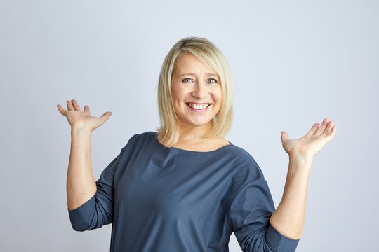 pilatestrainerin haelt begeistert haende hoch fit zu hause so einfach