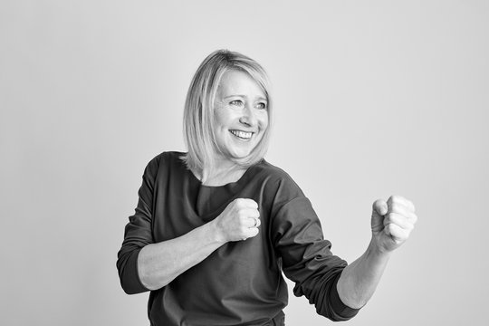 glueckliche blonde pilatestrainerin boxt zur seite fitnessmotivation