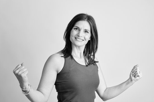 sportliche frau mit starken armen fit nach dem training